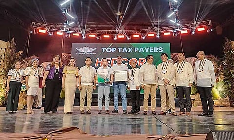 Hedcor is honored as a top taxpayer in Manolo Fortich under the Manufacturer/Producer (Non-Essential) category during the town’s 108th founding anniversary. Mayor Rogelio Quiño, fourth from left, presented the award to AVP for External Relations John Michael Rico, fourth from right,and Mindanao External Relations Manager David Tacder, center.