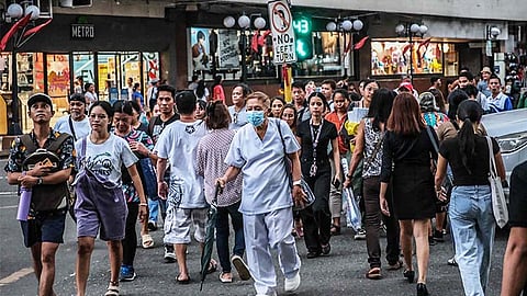 ■ GIPAHIMANGNUAN: Publiko padayon sa naandan nga gimbuhaton diin tapok sa mga tawo ang nanglabang sa dalan Colon, Dakbayan sa Sugbo taliwala sa awhag sa health authorities nga magmatngon ug mosunod sa gitakda nga health protocols sa nagpadayon pag-monitor sa kaso sa Monkeypox (Mpox). 
