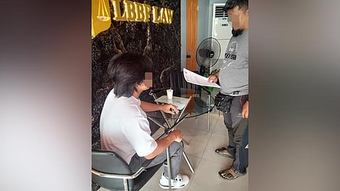 MITAHAN: Gibasahan sa iyang katungod si ‘Boy Tapang’ atol sa pagserve sa warrant of arrest sa iyang kasong kalapasan sa Republic Act 9262 o Violence Against Women and Children’s (VAWC) Act. / TAMPO