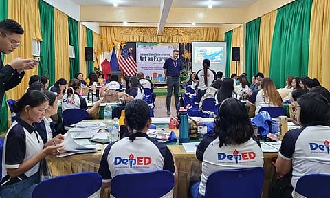 The U.S. Embassy in the Philippines’ Regional English Language Office (RELO), in partnership with the Department of Education (DepEd) Davao City Division, conducted a pioneering workshop for 40 newly appointed Alternative Learning System (ALS) teachers in Davao City. Held on June 4–5, 2025, the training, titled “Embracing Student-Centered Learning: Art as Expression,” was facilitated by two American experts from the U.S. Department of State’s English Language Specialist Program. It marks the first U.S.-supported ALS training initiative in the city.
