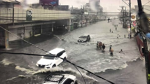 Mga pamilya gipabakwit tungod sa baha sa Mandaue