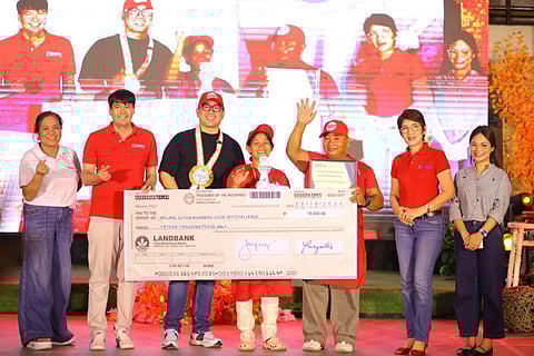  MANANAOG: Ang magtiayon nga sila si Jovencito Ruales ug Margelin Ruales nakadawat og tropeyo ug P15,000 isip regional winner sa Walang Gutom Kusinero Cook-Off Challenge.
