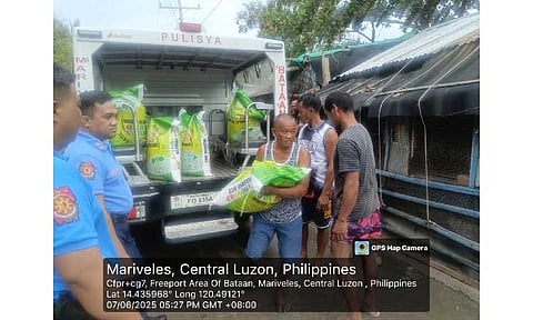 RICE REWARD. Fishermen from Bataan who found and surrendered to authorities some P1.5 billion worth of suspected shabu floating in seawaters of West Bajo de Masinloc on May 29 were rewarded by the Police Regional Office III with sacks of rice on June 7. (Photo courtesy of Bataan police)