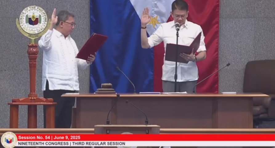 Senate President Francis “Chiz” Escudero took his oath on Monday, June 9, 2025 as the presiding officer of the impeachment court in the impeachment trial of Vice President Sara Duterte. (Screenshot from Senate of the Philippines Facebook Live)