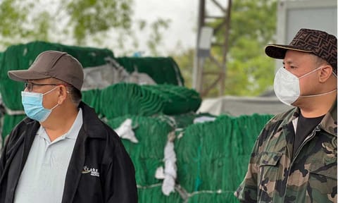 
Governor Dennis Pineda leads an inspection at a sanitary landfill in Barangay Mancatian, Porac town after he learned that truckers from Bulacan are transporting waste into the waste facility without permits. 
The governor suspended the hauling passes issued to the Bulacan truckers to give way to an investigation regarding the issue. Photo by Patricia Cabungcal / Pampanga PIO