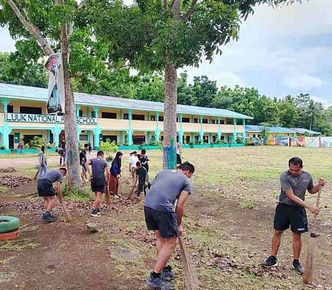 ZAMBOANGA. Troops of the Sulu-based 1102nd Infantry Brigade (1102Bde), along with Philippine Coast Guard personnel, continue its week-long support to the Brigada Eskwela 2025 of the Department of Education (DepEd). On Thursday, June 12, they conducted activities simultaneously at Kanmindus Elementary School and Luuk National High School. 
