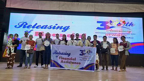 DMW RO-VII mihatag og duol P2M nga 
tabang sa OFWs sa Bohol, Negros Oriental