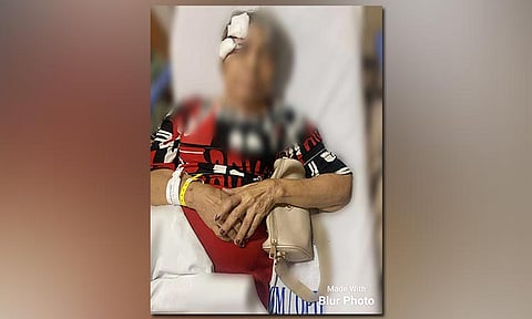  NAGPAKURASYON: Nalandig sa tambalanan si alyas Nanay Coring human nakaangkon og mga pangos gumikan sa iyang pagkatumba dihang gilabni sa snatcher ang iyang bag sa Dominggo sa buntag, Hunyo 15, 2025 sa may dan P. Del Rosario, Barangay Kamaga­yan, Dakbayan sa Sugbo. /