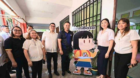 Deped Secretary Sonny Angara visits Tenement Elementary School in Taguig City. (Deped)