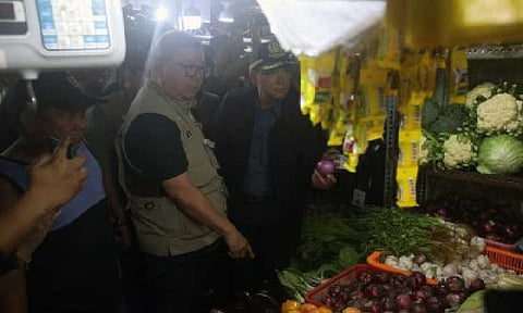 SMUGGLED RED ONIONS. Department of Agriculture (DA) Secretary Francisco Tiu Laurel Jr. leads the market inspection at the Paco public market in Manila on Wednesday (June 18, 2025). The DA, in partnership with the Philippine National Police, found out that some of the available retail red onions in the market may be smuggled from China. (PNA photo by Yancy Lim)
