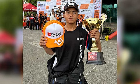 ROOKIE’S COMEBACK WIN. From a did not finish (DNF) in the first round, Kyro Mangosong at last claims his first title by dominating the LYR Parts VMAN Underbone 155LTD beginners category of the ENEOS Motor Oil Regional Underbone Grand Prix (RUGP) 2025 held June 15 in Tagum City.