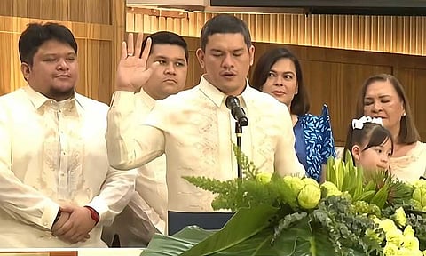 Davao City Vice Mayor Sebastian “Baste” Duterte takes his oath of office on Friday, June 27, 2025, taking a snide at the administration by saying that ‘money did not win, principles did.” The vice mayor, who gets to sit as mayor if the mayor-elect, former President Rodrigo Duterte, could not take his oath, promises to pour more budget into education to support poor, but deserving Dabawenyo students. Baste was accompanied by his sister and vice president, Sara; mother, Elizabeth Zimmerman; partner, Kate Necesario; and nephews Omar and Rigo.
