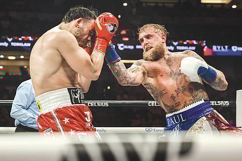  BIRADA: Misukmag si Jake Paul (tuo) nga gisagang ni Julio César Chávez Jr. sa ilang away sa California kagahapon. / 