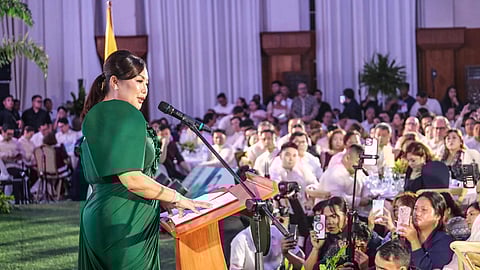 PEOPLE’S GOVERNOR: Opisyal nang nanumpa si Cebu Governor Pamela Baricuatro sa iyang katungdanan atol sa gipahigayon nga inauguration ceremony sa Cebu Provincial Capitol Social Hall, kagabii, Martes, Hulyo 1, 2025. Si Baricuatro giubanan sa iyang pamilya ug gisaksihan sa mga mayor sa lungsod ug dakbayan ingon man sa mga sakop sa  Sangguniang Panlalawigan ug mga supporters. / 
