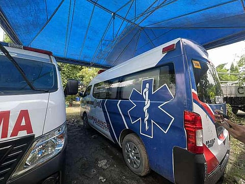 CEBU. Two ambulances purchased by the Mandaue City Government in 2021 remain idle at the City Disaster Risk Reduction and Management Office (CDRRMO) hub due to unresolved registration and ownership transfer issues.