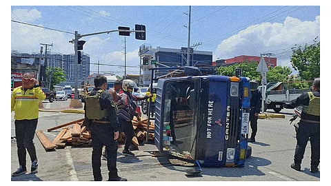 Truck nalimbuwad, driver ug helper luwas ra