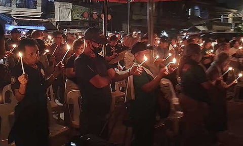 HIGH HOPES. On Friday evening, July 11, supporters of former President Rodrigo Duterte gathered at the Open Court Seawall in Bucana, Davao City for a solemn prayer vigil, marking four months since his detention at the International Criminal Court. Organized by Barangay 76-A Bucana Captain Robert Olanolan, the vigil featured candle lighting and collective prayers for Duterte’s well-being as he remains held at the ICC in The Hague over allegations of crimes against humanity tied to his anti-drug campaign. Supporters also voiced their call for his safe return to the Philippines.