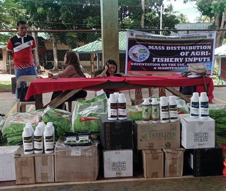 ZAMBOANGA. The Ministry of Agriculture, Fisheries, and Agrarian Reform in the Bangsamoro Autonomous Region in Muslim Mindanao (Mafar-Barmm) provides farm inputs and capacity-building support to over 100 farmers in the 12 villages of Panglima Estino, Sulu. The distribution of farm inputs and training activity were held on Wednesday, July 23, in Punay village, Panglima Estino.