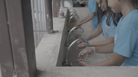 FUNCTIONAL HANDWASHING FACILITIES. Students of Sasa Elementary School use the campus handwashing station, now fully operational with a steady water supply following the operationalization of the Davao City Bulk Water Supply Project. Contributed photo

