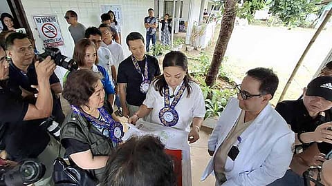 Baricuatro visits Camotes hospital, school