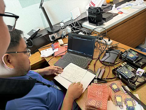 Signal sniffing devices gisakmit
human gidakop ang 2 ka langyaw