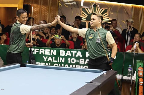 HEARTBREAKER. HEARTBREAKER. Davao City’s Lee Vann Corteza (left) falls to Mandaluyong’s Paolo Gallito in a 13-12 thriller during the Efren “Bata” Reyes Yalin 10-Ball Championship final on Saturday, August 30, at Pacman’s Cue Club in Mandaluyong City. MARLON BERNARDINO
