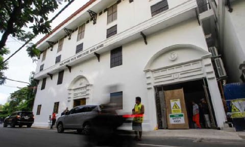 SUBSTANDARD WORK. Palace Press Officer Claire Castro criticizes the defects in the construction of the Philippine Film Heritage Building (PFHB) in Intramuros, Manila on Saturday (Sept. 6, 2025). Castro said the government is considering taking proper legal action against its developer, the Discaya-owned Great Pacific Builders and General Contractor, Inc. (Photo courtesy of Presidential Photojournalists Association)