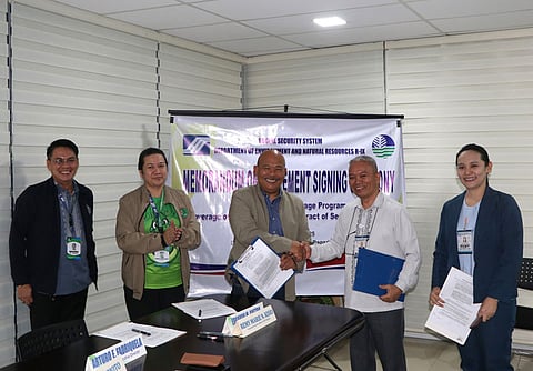 ZAMBOANGA. Department of Environment and Natural Resources (DENR)-Zamboanga Peninsula Executive Director Arturo Fadriquela (center) and Social Security System (SSS)-Pagadian Branch Head Edwin Remoto (2nd from right) shake hands after they sign an agreement Wednesday, September 3, for the KaSSSanga sa Coverage Program for the benefit of Job Order and Contract of Service workers of DENR, who are not covered by the Government Service Insurance System. 