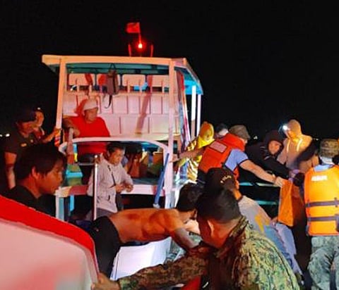 ZAMBOANGA. Personnel of the Philippine National Police-Maritime Group (PNP-MG) safely rescue 12 people, including six children, one hour and forty minutes after they receive a distress call from a drifting motorboat off Zamboanga City Monday, September 8. The stranded passenger were rescued around 1:45 a.m. and the distress call was received around 12:05 a.m.