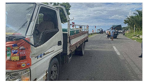 Lolo nga mi-overtake og laing tricycle nabangga sa trak, patay