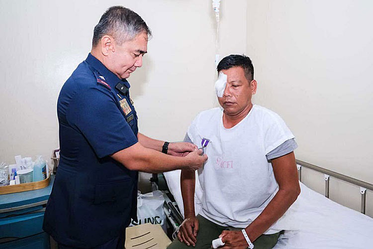 PRO-NIR awards medal to wounded cop in Negros Oriental
