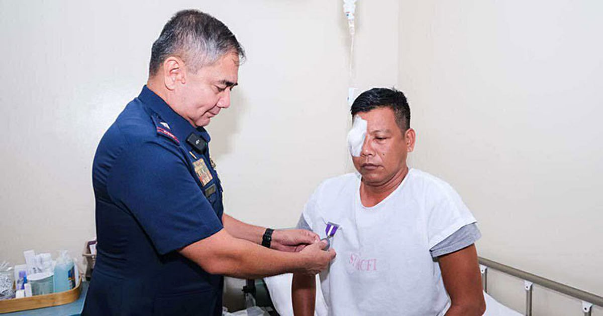 PRO-NIR awards medal to wounded cop in Negros Oriental