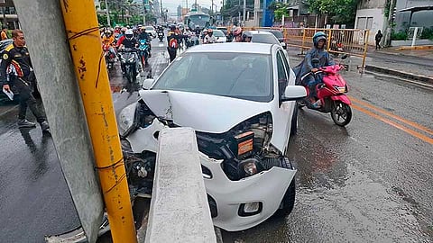 ‘Hubog’ nga drayber milahos sa gutter, dila nagisi