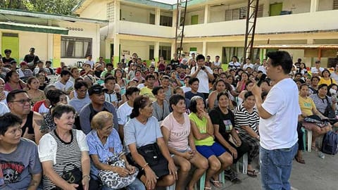 Benitez turns over P2.339M to fire victims in Bacolod