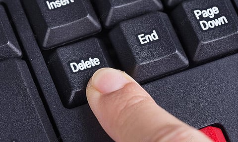 Empleyadang nagpapas computer files gireklamo