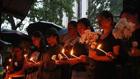 Mga estudyante sa UP midagkot og kandila alang sa Martial Law victims