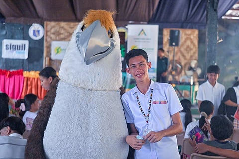 Rain Lawrenz Rudis, a Grade 11 student, shares a light moment with “Malaya,” the PEF mascot, during a CEPA session in Kiamba. Inspired by the eagle’s rescue story, he reflected: “Protecting wildlife isn’t just for scientists or the government—it’s also about the small actions we, the youth, choose to take every day.”
