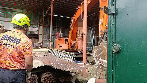 Construction worker nagbitay sa backhoe 