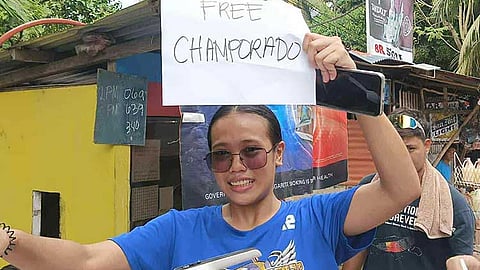 CEBU. Residents in Catmon who were not badly affected by the quake offered free champorado to motorists and volunteers heading to the quake-hit towns in Cebu’s 4th District to deliver relief goods but were caught in heavy traffic.