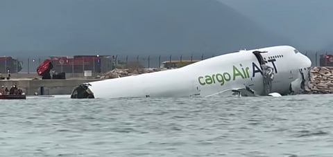 2 patay sa pagkahagsa sa cargo plane sa HK airport 