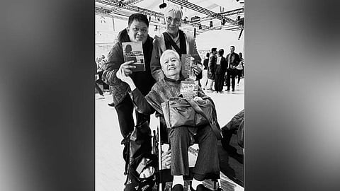 FRANKFURT: Uban sa tagsulat, Gerwin Vic Bhuyo, ang inila ug tadhang mga manunulat sa Sugbo, Ester Tapia ug Merlie M. Alunan.