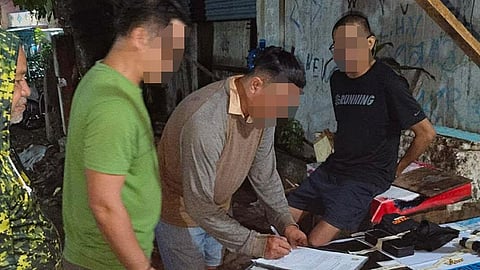 Sakop sa grupo sa sindikato
nakuhaan og armas, drogas