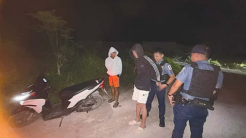 GISUNOD ANG PAGPANULIS: Nagukdan ang duha ka batan-ong tulisan sa responding police sa Lungsod sa San Fernando sa dihang nanulis na sab sa ikaduhang establisemento sa Barangay Balud. Gikan na nga napanulis ang duruha sa usa ka tindahan sa Barangay Sangat sa maong lungsod sakay sa motorsiklo./ Tampo