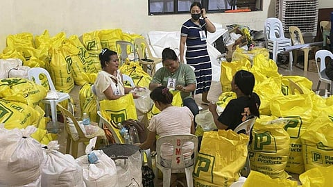Padayon ang pagpanghatag og relief packs sa Cebu City Hall