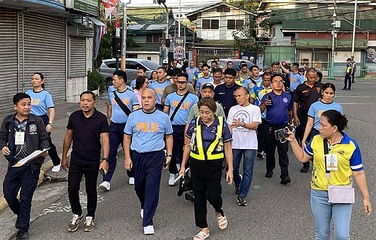 Abli nga manhole, ali sa sidewalk
namatikdan sa rota sa prosisyon