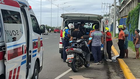 Motor nabitik sa hose nahug gikan sa nagdagan nga van, 3 angol 