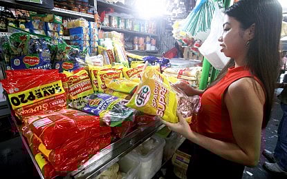 CHRISTMAS RUSH.
 A woman checks spaghetti noodles and sauce packs at Paco Public Market in Manila on Dec. 2, 2025. The Philippine National Police has deployed officers to public markets, supermarkets and wet markets to deter hoarding, profiteering and potential panic-buying. (PNA photo by Yancy Lim)