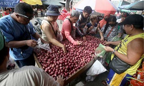 RED ONION PRICES. Local red onions sell for PHP150 per kg. at a stall in Divisoria, Manila on Dec. 11, 2025. Malacañang on Friday (Dec. 12) said the government must carefully balance efforts to address the rising prices of red onions without hurting either consumers or local farmers. (PNA photo by Yancy Lim)