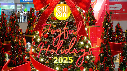 SM Lanang's dazzling 55-foot Christmas Tree at the mall's atrium welcomes guests and shoppers with its dazzling lights and stylish ribbons.