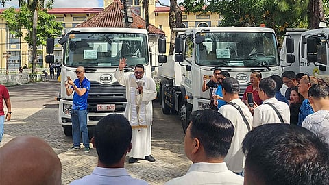 12 ka dump trucks gihatag sa mga barangay sa Cebu City